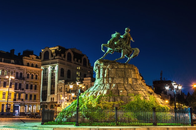 Foto monumento popular a bogdan hmelnitskyi en kiev, ucrania