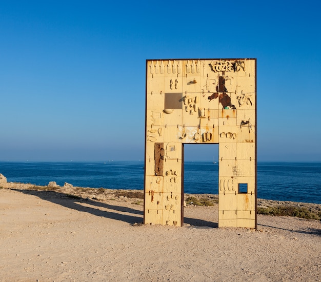 El monumento a la puerta de europa, lampedusa.