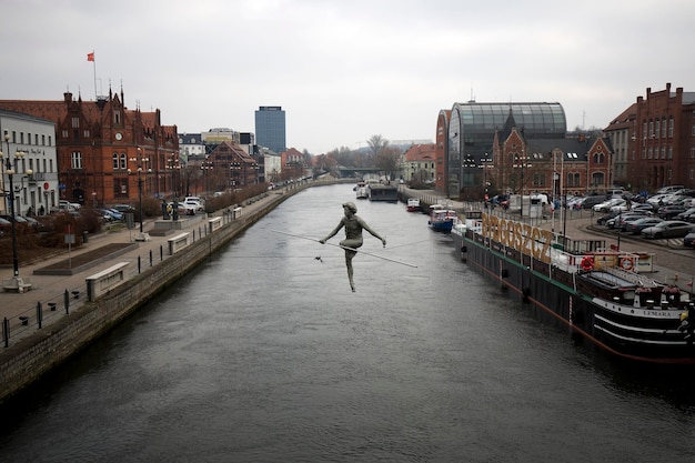 Monumento que atravessa o rio em Bydgoszcz