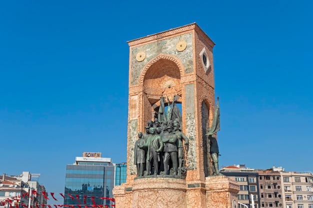 El Monumento a la República 1928 en la Plaza Taksim en Estambul