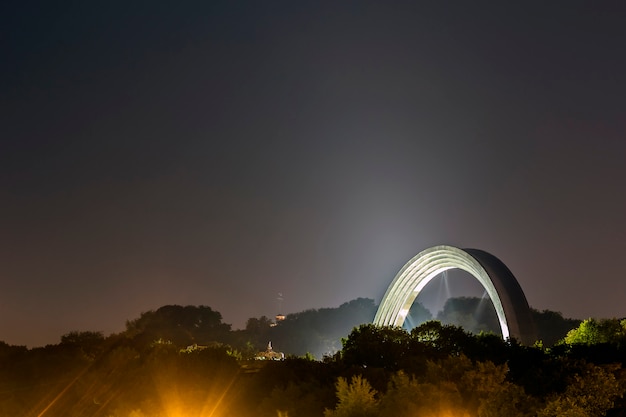 Monumento a la reunificación de Ucrania y Rusia en Kiev, Ucrania.