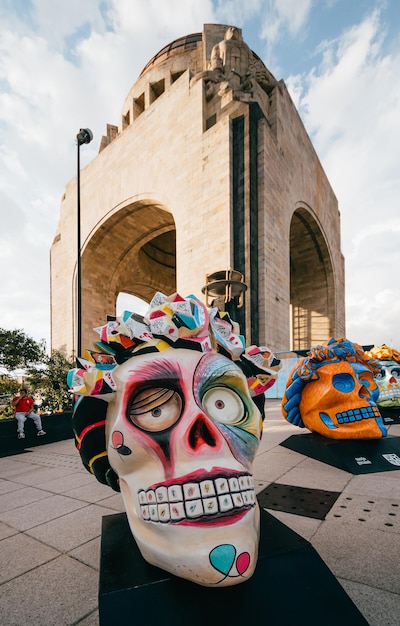 Monumento a la Revolución en la Ciudad de México con Catrinas