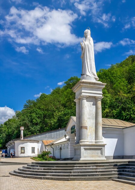 Monumento a la Santa Madre de Dios cerca de Svyatogorsk o Sviatohirsk lavra en una soleada mañana de verano