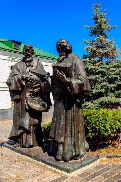 Monumento de los Santos Cirilo y Metodio en Kyiv Pechersk Lavra Monasterio de las Cuevas de Kiev Ucrania