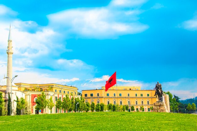 Monumento a Skanderbeg en Scanderbeg Square en el centro de Tirana, Albania