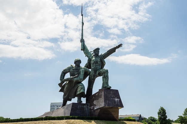 Monumento soldado y marinero en Sebastopol en la costa del Mar Negro