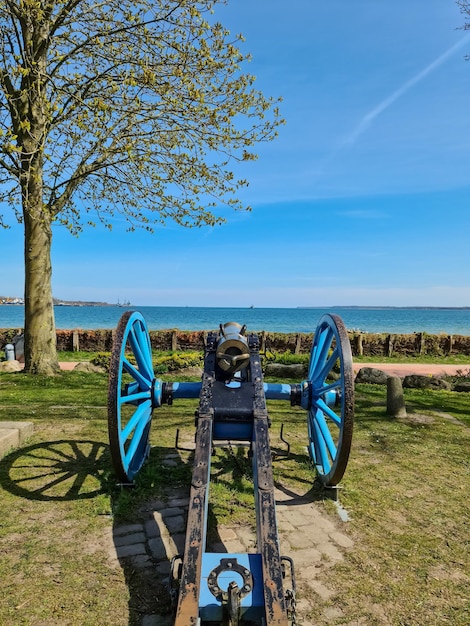 El monumento suderschanzen en la playa de Eckernfoerde - el histórico cañón azul en primer plano