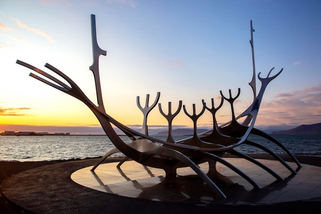 Monumento Sun Voyager en Reykjavik con el telón de fondo de la puesta de sol Islandia Viajes y turismo Arquitectura y ciudades famosas de Europa