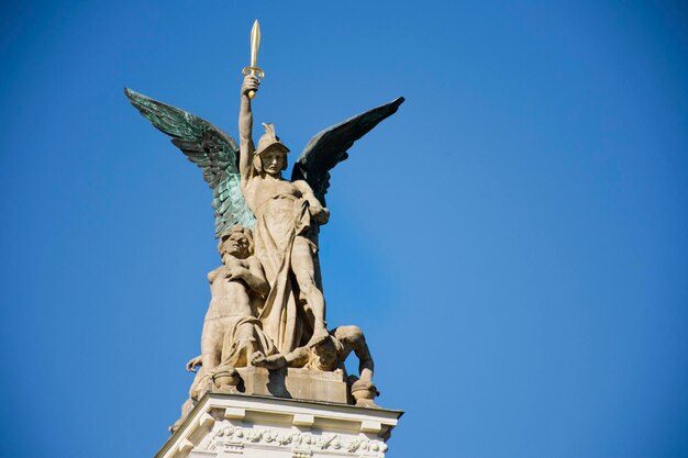 Monumento en el techo del Teatro Vinohrady para la gente de Chequia y los viajeros extranjeros visitan Namesti Miru o Plaza de la Paz el 29 de agosto de 2017 en Praga República Checa