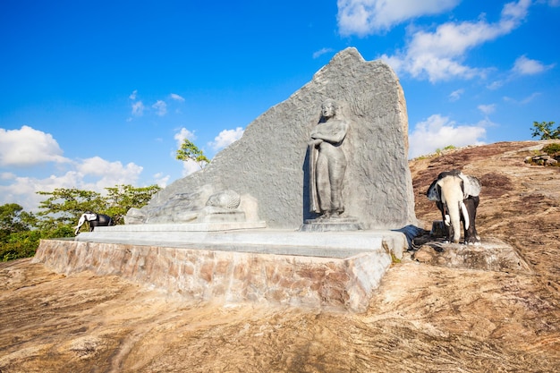 Monumento en el templo de Buddangala Rajamaha Viharaya o monasterio de Buddangala. Es un templo y monasterio budista en Ampara, Sri Lanka.