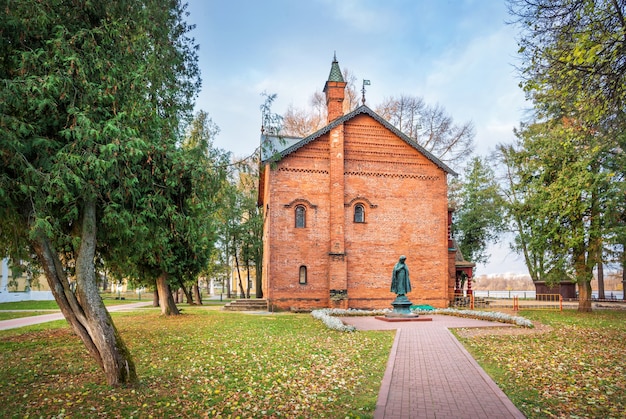 Monumento a Tsarevich Dmitry, cerca de las antiguas cámaras del Kremlin de Uglich a principios de la mañana de otoño