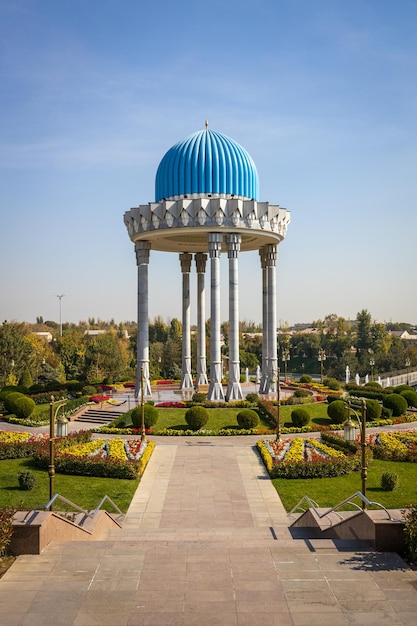 Foto monumento a las víctimas de las represiones soviéticas en el parque de tashkent