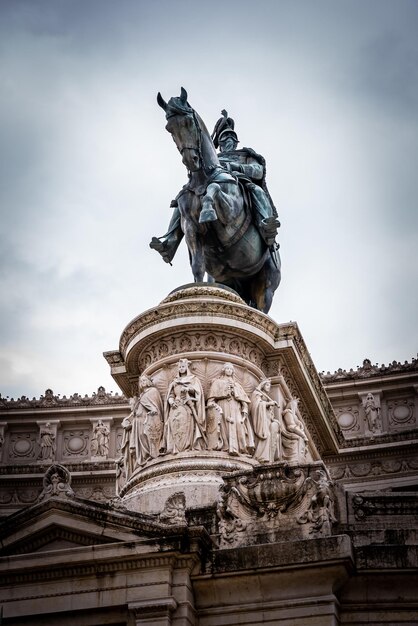 Foto monumento a vittoriano contra el cielo gris nublado