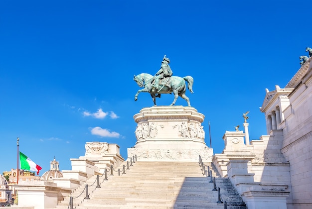 Monumento a Vittorio Emanuele frente al Altar de la Patria en Roma