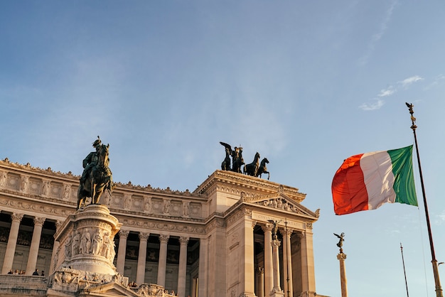 Monumento de vittorio emanuele ii, altare della patria, en la plaza de venecia en roma, italia.