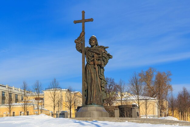 Monumento a Vladimir el Grande en la plaza Borovitskaya en Moscú en invierno