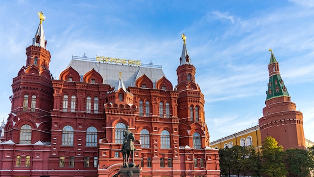 Monumento a Zhukov, Museo Histórico Nacional y Muro del Kremlin en la Plaza Roja en Moscú, Rusia.