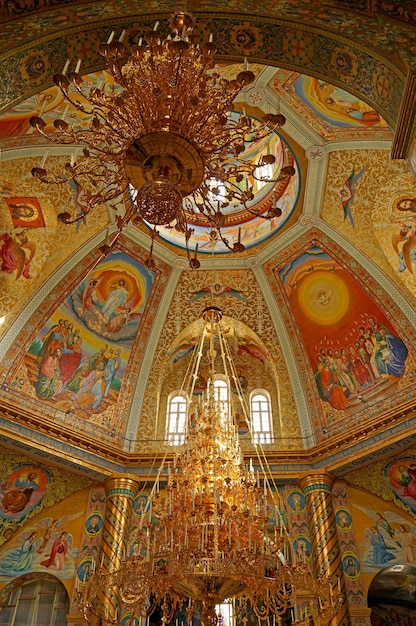 Monumentos arquitectónicos de Ucrania decoración interior de la catedral en Pochaev Lavra Pochayiv Lavra Ucrania Mayo 2021