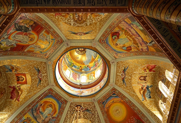 Monumentos arquitectónicos de Ucrania decoración interior de la catedral en Pochaev Lavra Pochayiv Lavra Ucrania Mayo 2021