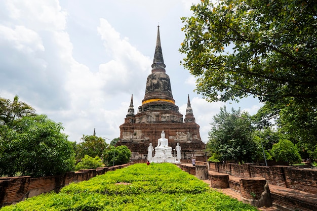 Monumentos de Buda Templo antigo Ayudhaya Wat Yai Chai Mongkol Tailândia estátua de Buda branco