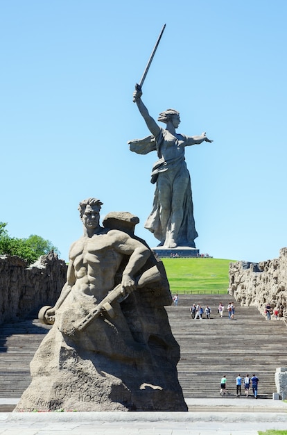 monumentos em pé de morte e a pátria mãe chama a colina mamayev