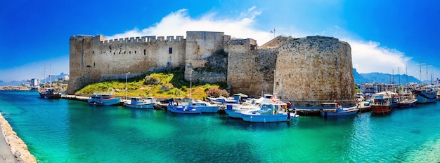 Foto monumentos históricos de chipre - fortaleza medieval en kyrenia, parte turca del norte de chipre