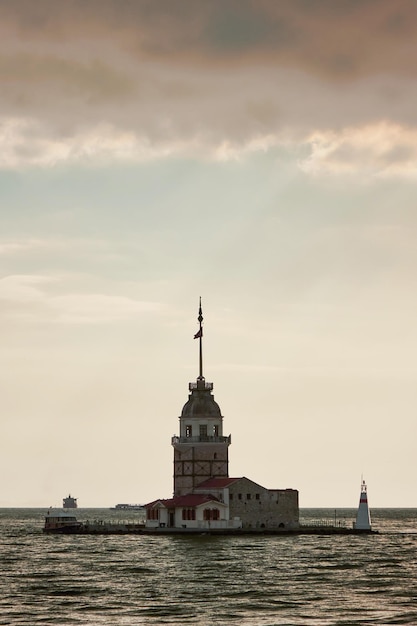 Monumentos históricos famosos de la Torre de la Doncella de Estambul Edificio medieval de la Torre de Leander y faro en el Bósforo