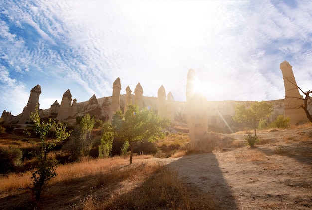 Monumentos naturales de Love Valley Capadocia bajo el cielo anaranjado del atardecer, Turquía