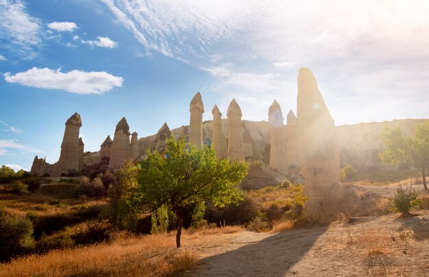 Monumentos naturales de Love Valley Capadocia bajo el cielo anaranjado del atardecer, Turquía