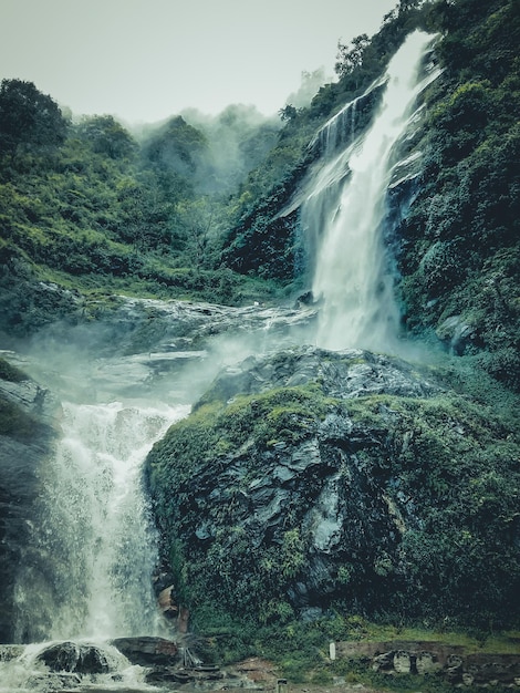 Foto moody cascada en la ciudad de pelling, en el noreste del estado indio de sikkim