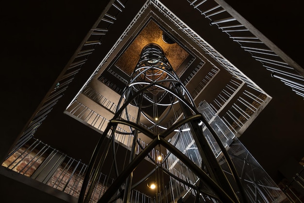 Moody escalera y ascensor dentro de la Torre del Ayuntamiento de la Ciudad Vieja en el siglo XIV de Praga