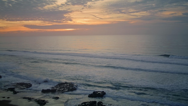 Moody noche vista a la playa al atardecer tranquilo clima nublado crepúsculo en la orilla del mar