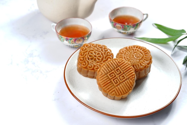 Mooncake, bolo da lua - pastelaria tradicional chinesa em fundo branco, Mid-AMid-Autumn Festival