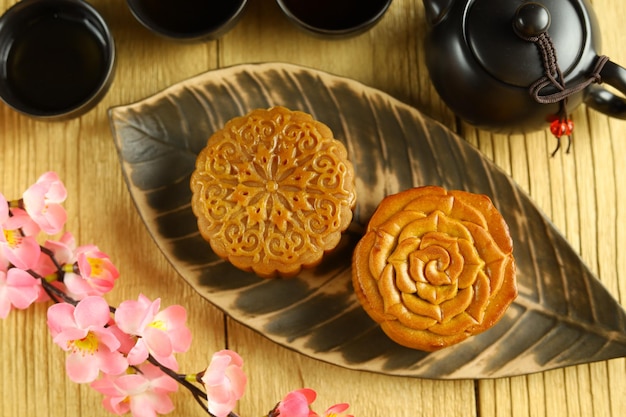 Foto mooncake es una panadería tradicional china que a menudo se come en el festival del medio otoño o en la apreciación lunar