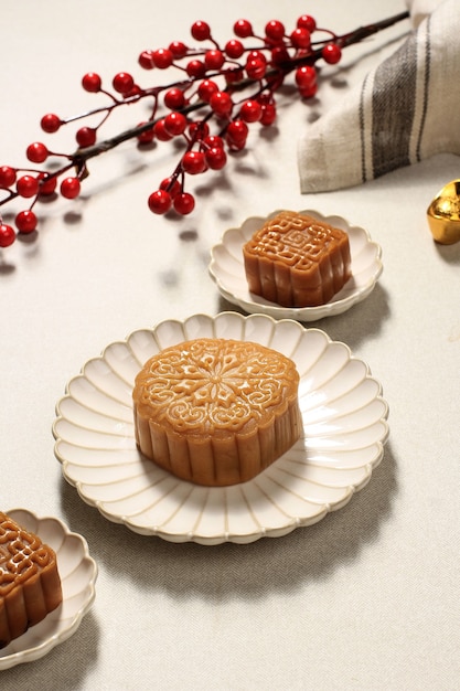 Mooncake na luz de fundo com chá. Bolo de lua de conceito no Festival do meio do outono ou ano novo chinês (Imlek). Mooncake popular como Kue Bulan.