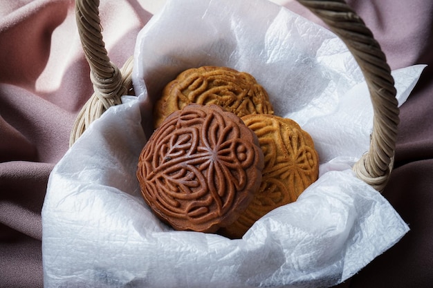 Mooncake tradicional chinês do festival do meio do outono na cesta de comida