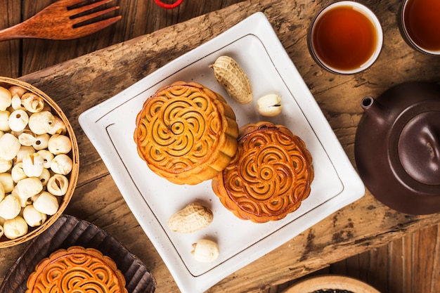 Mooncakes tradicionais na configuração de mesa com uma xícara de chá.