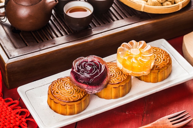 Mooncakes tradicionais na configuração de mesa com uma xícara de chá.