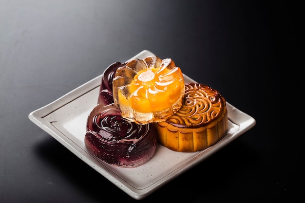 Mooncakes tradicionales en mesa con taza de té.