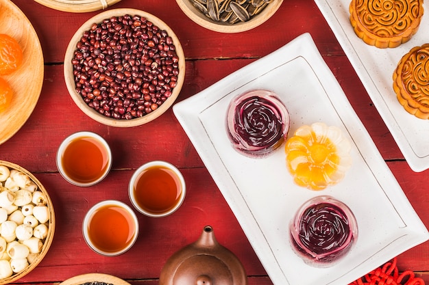 Mooncakes tradicionales en mesa con taza de té.