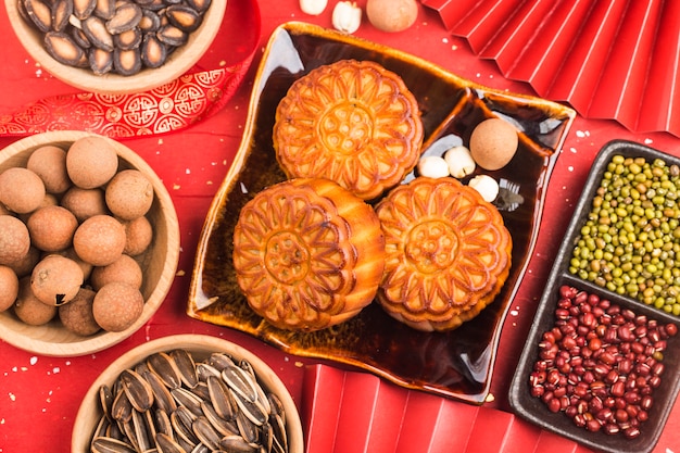 Mooncakes tradicionales en mesa con taza de té