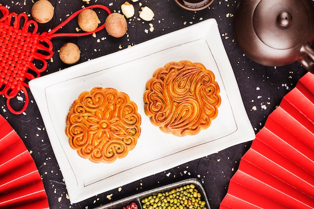 Mooncakes tradicionales en mesa con taza de té