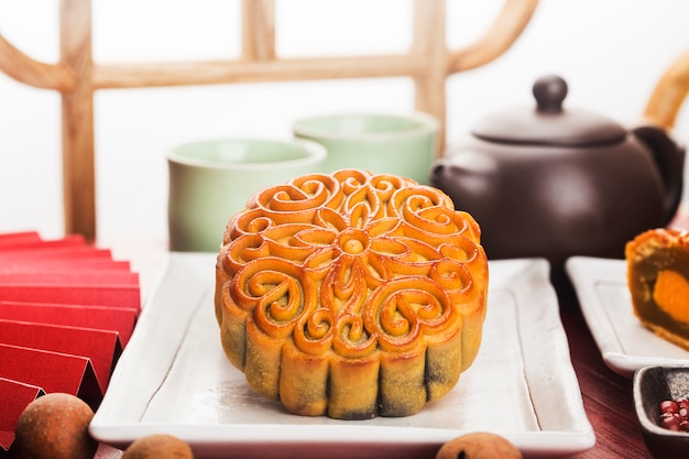 Mooncakes tradicionales en mesa con taza de té