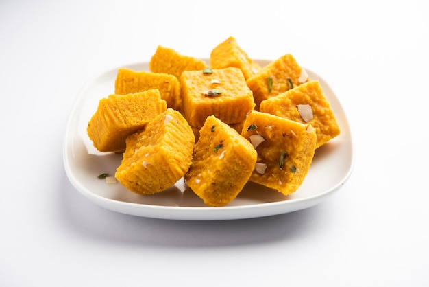 MoongÃ‚Â Dal Besan Burfi está hecho con moongÃ‚Â dal tostado o lentejas amarillas, harina de garbanzo, ghee, khoya o mawa y jarabe de azúcar, dulce o postre indio.