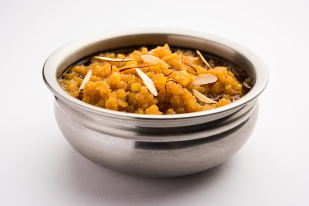 Moong dal halwa é um prato clássico doce indiano feito com lentilhas moong, açúcar, ghee e pó de cardamomo