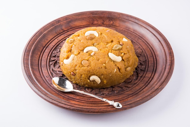 Moong Dal Halwa é um prato doce indiano feito com grama verde sem pele, ghee e frutas secas