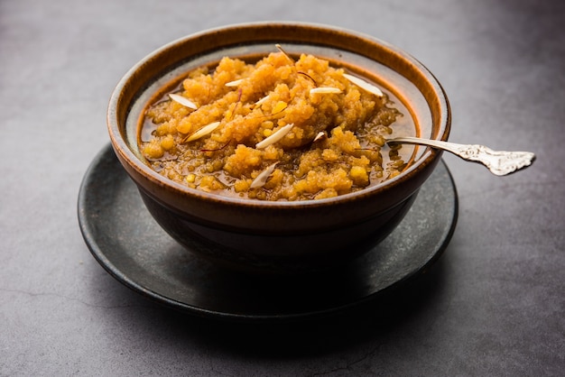 Moong dal halwa es un plato dulce indio clásico elaborado con lentejas moong, azúcar, ghee y cardamomo en polvo.