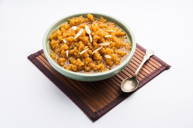 Moong dal halwa es un plato dulce indio clásico elaborado con lentejas moong, azúcar, ghee y cardamomo en polvo.