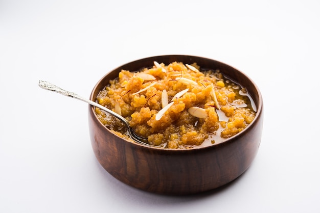 Moong dal halwa es un plato dulce indio clásico elaborado con lentejas moong, azúcar, ghee y cardamomo en polvo.