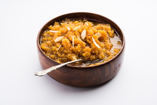 Moong dal halwa ist ein klassisches indisches Süßgericht aus Moong-Linsen, Zucker, Ghee und Kardamompulver